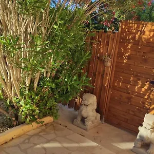 Appartement Trés Beau 35 M2 Entre Et Forêt Grand Jardin Et Douche Tropicale, La Seyne-sur-Mer